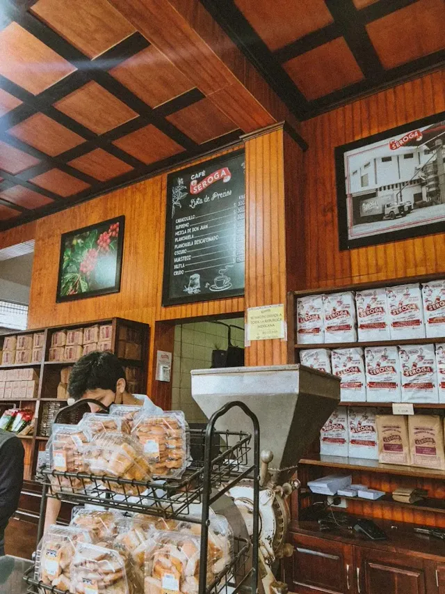 Expendio Café SEROGA en Ciudad Valles: el molino y las bolsas de siempre